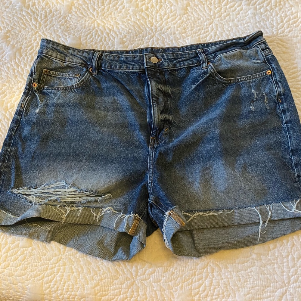 H&M mom shorts, ultra high waist, size 18, distressed with cuffs. - Picture 2 of 4